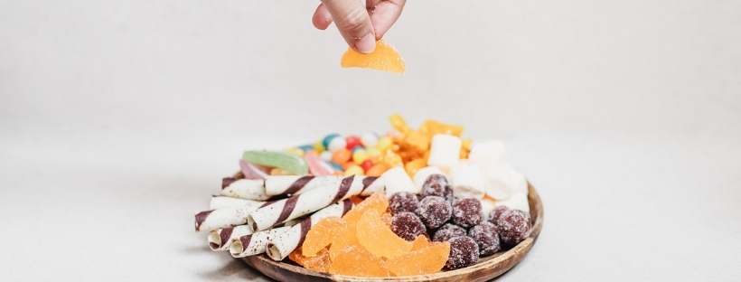 日中に間食をするのが良いのはなぜですか?